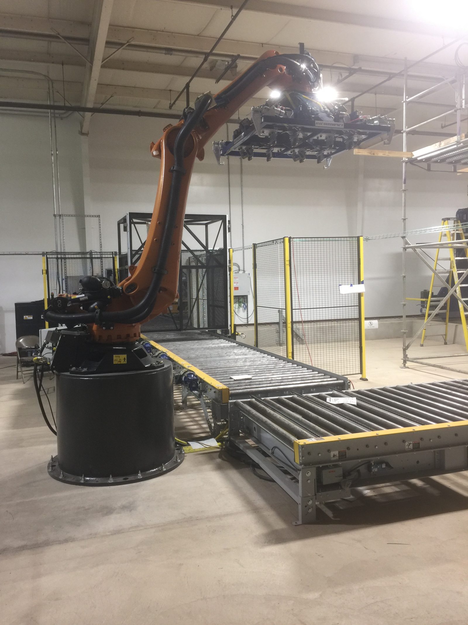 Robotic material handling cell