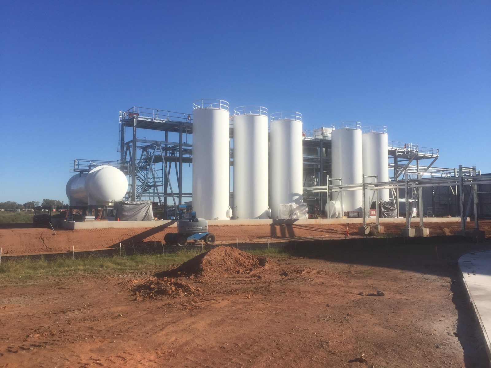 Industrial plant with vertical tanks